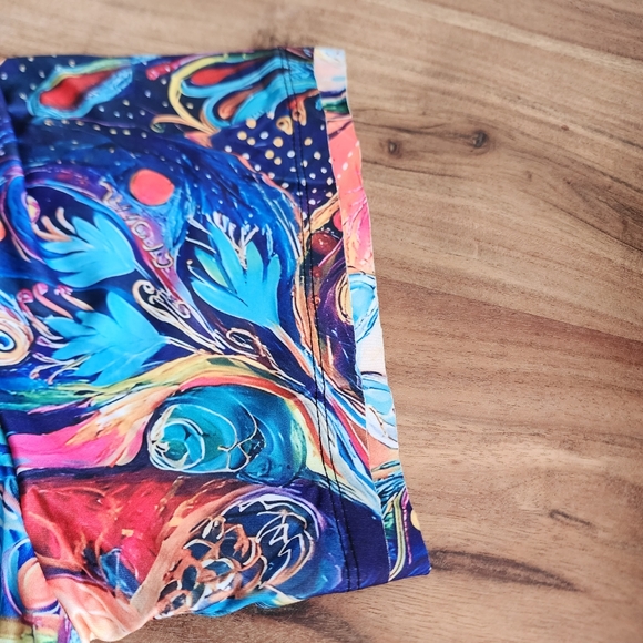 Short sleeves v-neck t-shirt, colorful peacock and abstract patterns, XXL - Picture 4 of 10